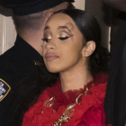 La rapera Cardi B abandona la fiesta de la revista Harper’s Bazaar, este viernes, con un chichón sobre su ceja izquierda, tras lanzarle un zapato a su compañera de profesión Nicki Minaj-AP / CHARLES SYKES
