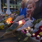 Tributo con flores y velas en memoria de la diputada británica Jo Cox, anoche, en Londres.-EL FUTURO DEL REINO UNIDO EN EUROPA