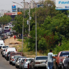 Largas filas de coches para conseguir gasolina en Venezuela.-REUTERS