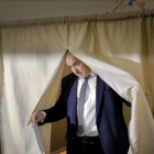 Borisov, líder del centroderechista GERB, tras votar en una cabina electoral, en Sofía, el 26 de marzo.-AP / VADIM GHIRDA