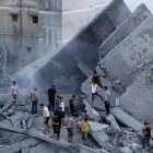 Palestinos inspeccionan los restos de Al-Basha, un edificio que fue destruido por un ataque aéreo israelí en Gaza-Foto:   AFP PHOTO / MOHAMMED ABED