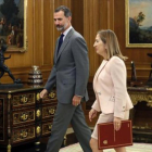 La presidenta del Congreso, Ana Pastor, entregó este jueves al Rey el listado de representantes políticos que participarán en la ronda de consultas que determinará si hay un candidato con opciones a la investidura.-EFE / CHEMA MOYA