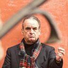 El ex banquero pasó dos días en León junto a su pareja y unos amigos, atraído por la Procesión de Los Pasos. Vivió ‘El Encuentro’ desde un balcón, cámara en manol y sin perder detalle.-MARIO MORÁN