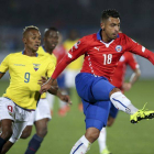 El defensa chileno Gonzalo Jara (d) controla el balón ante el delantero ecuatoriano Fidel Martínez (i).-Foto: EFE
