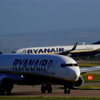 Los beneficios de Ryanair no pierden altura pese al impacto de las cancelaciones y aumentos salariales.-REUTERS
