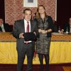 Javier Andrés Sanz recoge el reconocimiento otorgado por su trayectoria.-REAL ACADEMIA DE MEDICINA DE ZARAGOZA