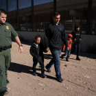 Una familia de inmigrantes detenida por la Patrulla Froteriza de los EEUU.-AFP
