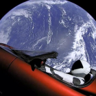 Esta imagen del vídeo proporcionada por SpaceX muestra el traje espacial de la compañía en el auto deportivo rojo Tesla, de Elon Musk, que fue lanzado al espacio durante el primer vuelo de prueba del cohete Falcon Heavy.-SPACEX