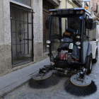 Operarios trabajando en la limpieza de las calles de los pueblos-A. M.