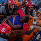 La única superviviente hallada en el barco medio hundido en aguas de Libia, este martes. /-JUAN MEDINA (REUTERS)