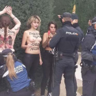 Protesta de las activistas de Femen en la plaza de Oriente de Madrid con motivo del 20N.-ROSA SÁNCHEZ