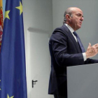 El ministro de Economía, Luis de Guindos, durante la rueda de prensa que ofreció ayer en Hamburgo.-EFE / SERGIO BARRENECHEA