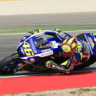 El piloto italiano Valentino Rossi, de Movistar, durante la prueba clasificatoria de Moto GP celebrada hoy en el circuito turolense de Motorland.-EFE
