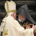El Papa Francisco abraza a Aram I, líder de la iglesia católica armenia.-Foto: GIORGIO ONORATI / EFE