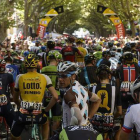 Los corredores esperan en Digne les Bains a que se dé la salida de la 17ª etapa del Tour, con Valverde y Buchmann a la cabeza.-Foto:   AFP / LIONEL BONAVENTURE