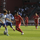 Moha intenta superar a Delmás e Igbekeme en el choque con el Zaragoza de la primera vuelta en Soria.-MARIO TEJEDOR