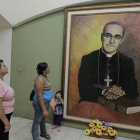 Retrato del arzobispo de San Salvador, Oscar Arnulfo Romero.-EFE / ROBERTO ESCOBAR