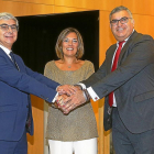 José Daniel Posadas, Milagros Marcos y Gabriel García, durante la firma del protocolo.-ICAL