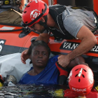 Rescate de una migrante camerunesa por parte de cooperantes de Proactiva el pasado 17 de julio, tras naufragar una patera procedente de Libia.-
