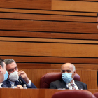 El portavoz del Grupo Popular, Raúl de la Hoz, conversa con los procuradores del Grupo Mixto Luis Mariano Santos, y Pedro Pascual, durante el Pleno de las Cortes. ICAL