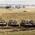 Tanques israelís desplegados este jueves en la frontera que separa los Altos del Golán, territorio ocupado por Israel, y Siria.-AP / MENAHEM KAHANA