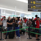 Colas en el control de maletas en la Terminal 1 de El Prat /-ELISENDA PONS