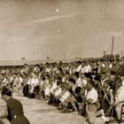 Prisioneros del campo de concentración de Aranda de Duero asistiendo a un acto religioso.-- Biblioteca Nacional de España