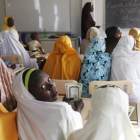 Jóvenes desplazadas por los ataques de Boko Haram acuden a clase en Maiduguri, Nigeria.-SUNDAY ALAMBA (AP)