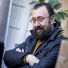 El escritor Hipólito G. Navarro, en la librería Laie.-FERRAN NADEU