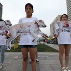 Miembros de la organización surcoreana por los derechos de los animales protestan contra el hábito coreano de comer perros, especialmente en verano.-Foto: JEON HEON-KYUN / EFE
