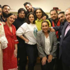 Rosalía, centro, posa con los propietarios del Tablao Flamenco y con los artistas de la actuación del pasado miércoles.-