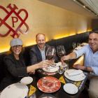 CON ESTILO.  Pablo y Mayaya brindan junto a su amigo, José Luis Labarga, dueño de La Brasería de Poniente.-PABLO REQUEJO