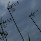Un conjunto de antenas en el tejado de un edificio.-Foto: AGUSTÍ CARBONELL