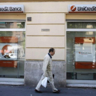 Un hombre pasa frente a una oficina de Unicredit en Milán.-DARIO PIGNATELLI / REUTERS
