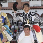 Adame y Teruel salieron a hombros de la plaza. / V.G.-