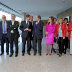 Goirigolzarri y Herrera, flanqueados por el consejero de Educación, la presidenta de las Cortes y consejeros autonómicos-ICAL
