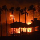 Una casa ardiendo en Malibú-