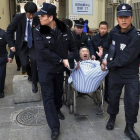 Varios policías sacan a rastras a Chen del hospital.-Foto:   CHINA STRINGER NETWORK / REUTERS