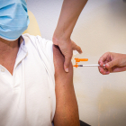 Vacunación en un centro de salud. MARIO TEJEDOR