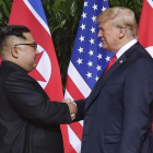 otografía de archivo del 12 de junio de 2018 en la que el presidene de EEUU, Donald Trump, saluda al líder norcoreanos, Kim Jong-un, en la cumbre de Singapur.-EFE