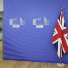 El secretario britanico para la salida de la UE, David Davis (izquierda), y el jefe negociador de la UE, Michel Barnier, este lunes en Bruselas.-EFE / STEPHANIE LECOCQ