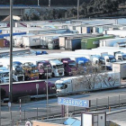 Camiones con mercancías para exportación en un estacionamiento de La Jonquera, en febrero pasado.-ICONNA/ JOAN CASTRO