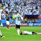Los jugadores argetninos, con Messi en el centro, lamentan una ocasión malograda en los últimos compases del partido.-REUTERS / DYLAN MARTINEZ