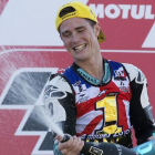 El piloto británico Danny Kent celebra la conquista del título de Moto3 en Cheste.-MIGUEL LORENZO