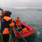 Los equipos de rescate buscan cadáveres del avión ruso siniestrado en el mar Negro.-EMERGENCIES MINISTRY HANDOUT HAN / EFE