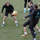 Modric, Bale y Kovacic, durante el entrenamiebnto de este viernes en Valdebebas.-J J GUILLÉN / EFE