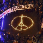 El símbolo de la Torre Eiffel en un homenaje a las víctimas del 13-N celebrado en Suiza.-EFE / SALVATORE DI NOLFI