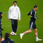 Isco (i) junto a Solari (c) en un entrenamiento del Madrid.-AFP