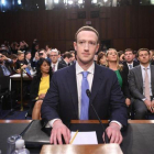 Zuckerberg, ante la comisión del Senado donde se apresta a testificar, en Washington, el 10 de abril.-AFP / JIM WATSON