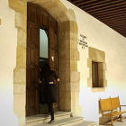 Puerta principal que da acceso al Juzgado de Primera Instancia e Instrucción número 2 de Soria. / ÚRSULA SIERRA-